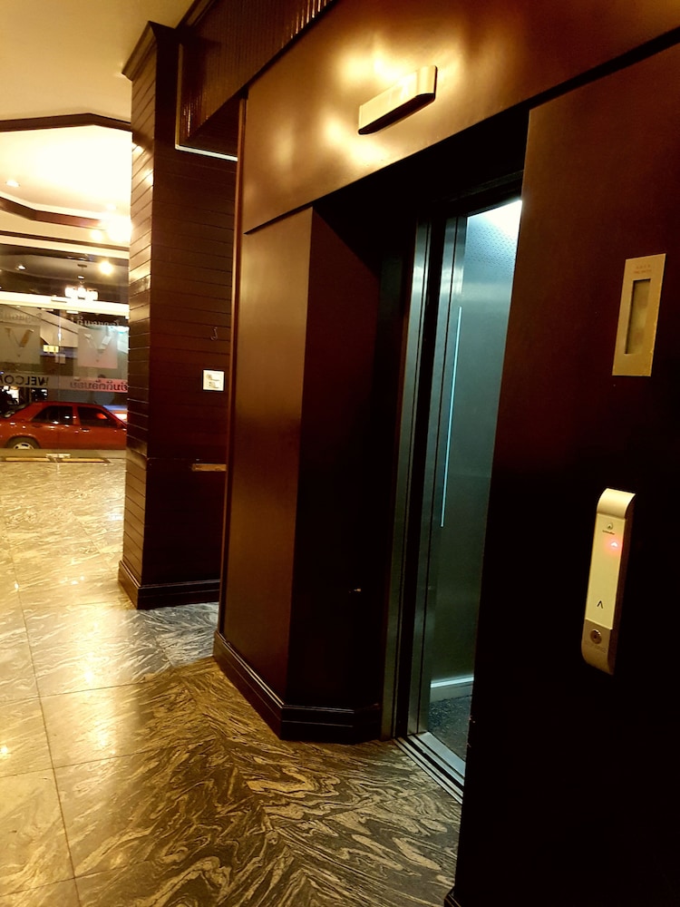 V Hotel 10/51