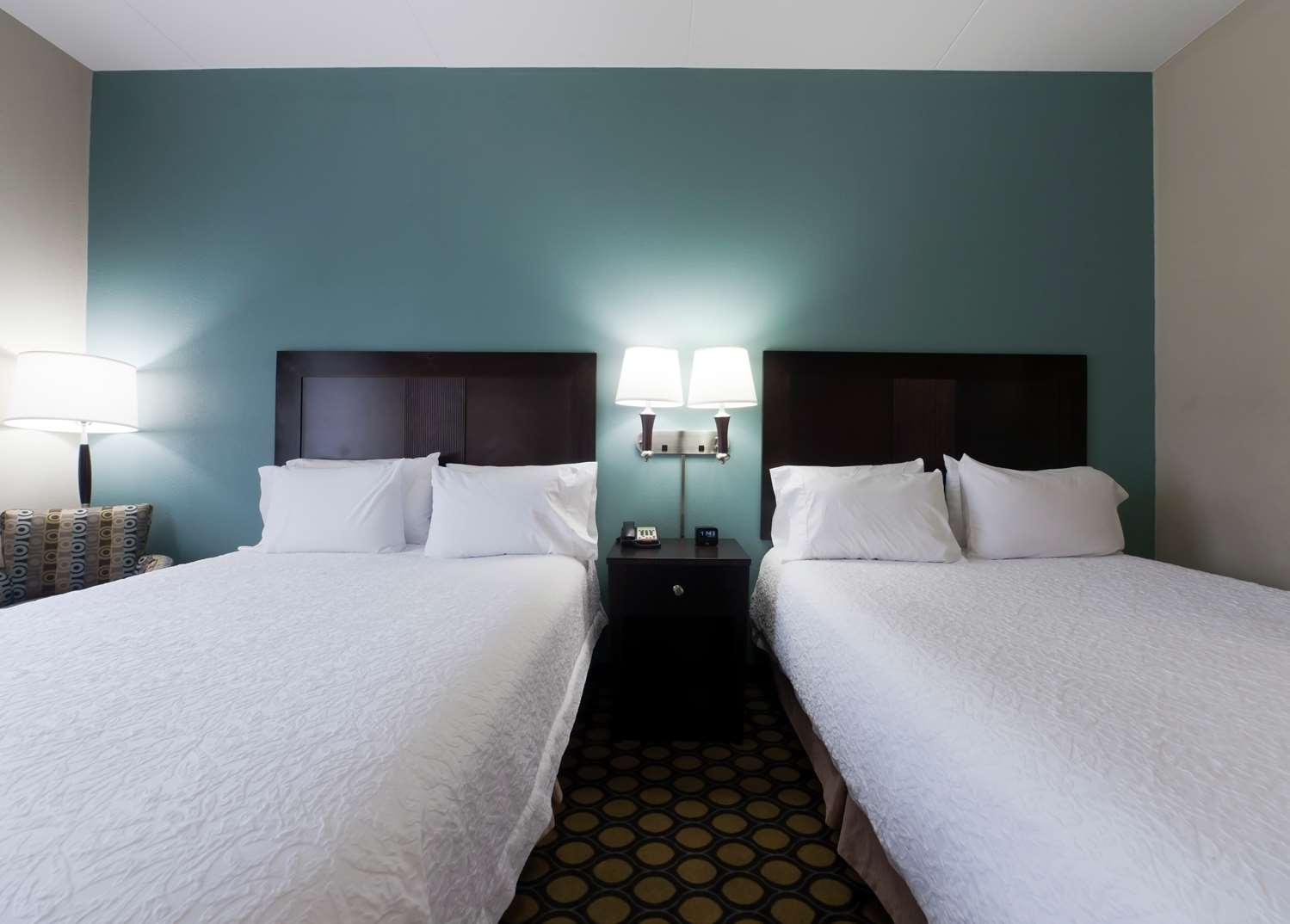غرفة بسريرين كوين بحوض استحمام لذوي الإعاقة، Hampton Inn North Brunswick / New Brunswick 2/4