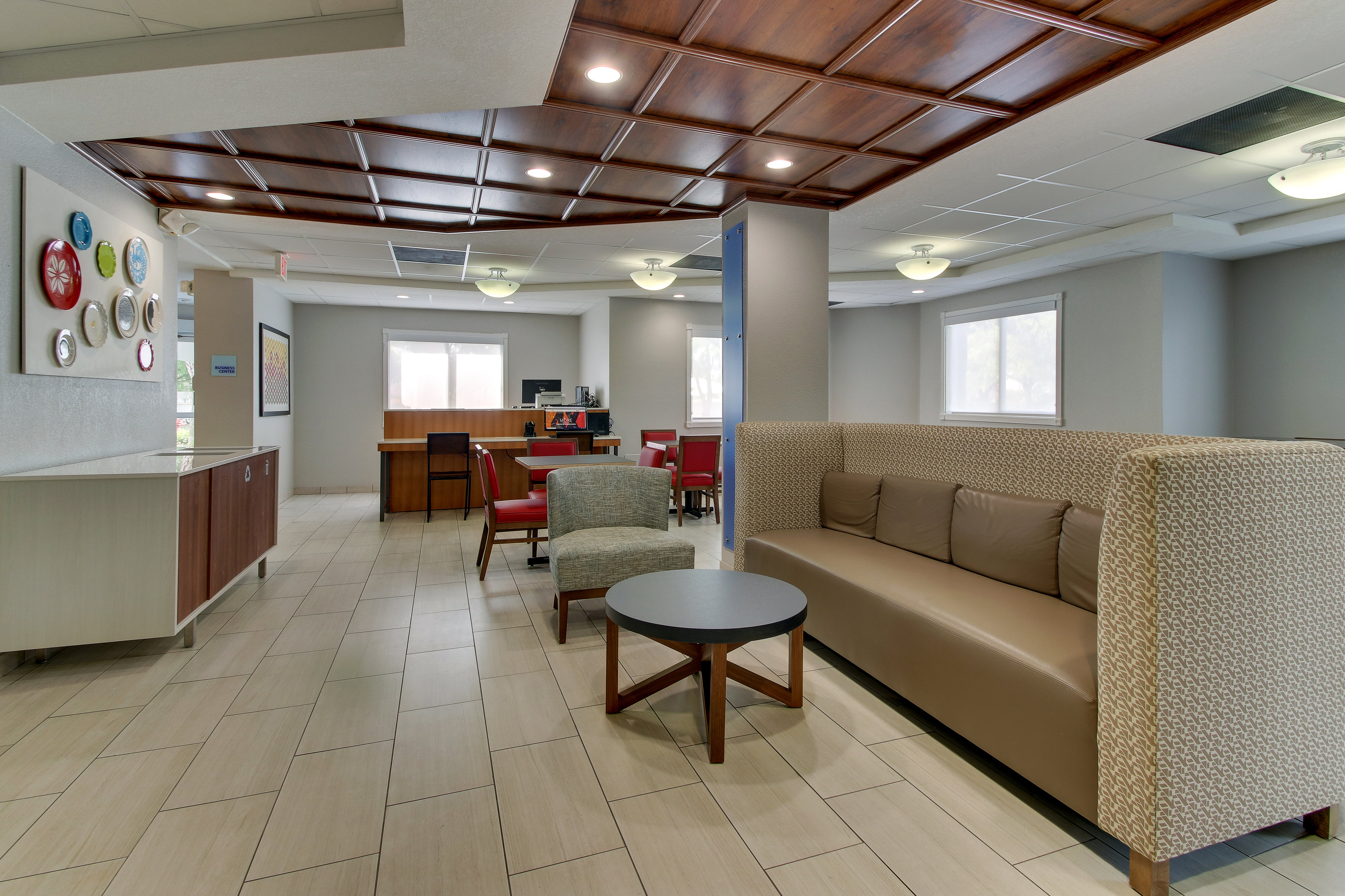 Holiday Inn Express West Palm Beach Metrocentre 55/74