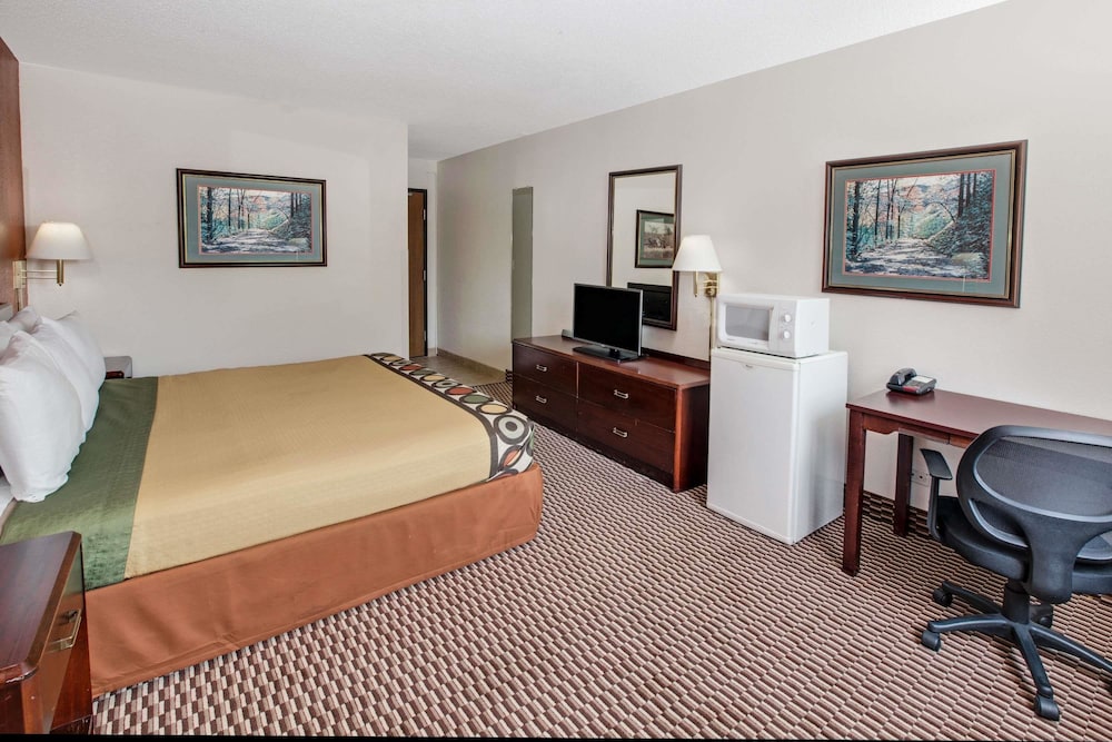 Super 8 by Wyndham Crystal Lake 13/21