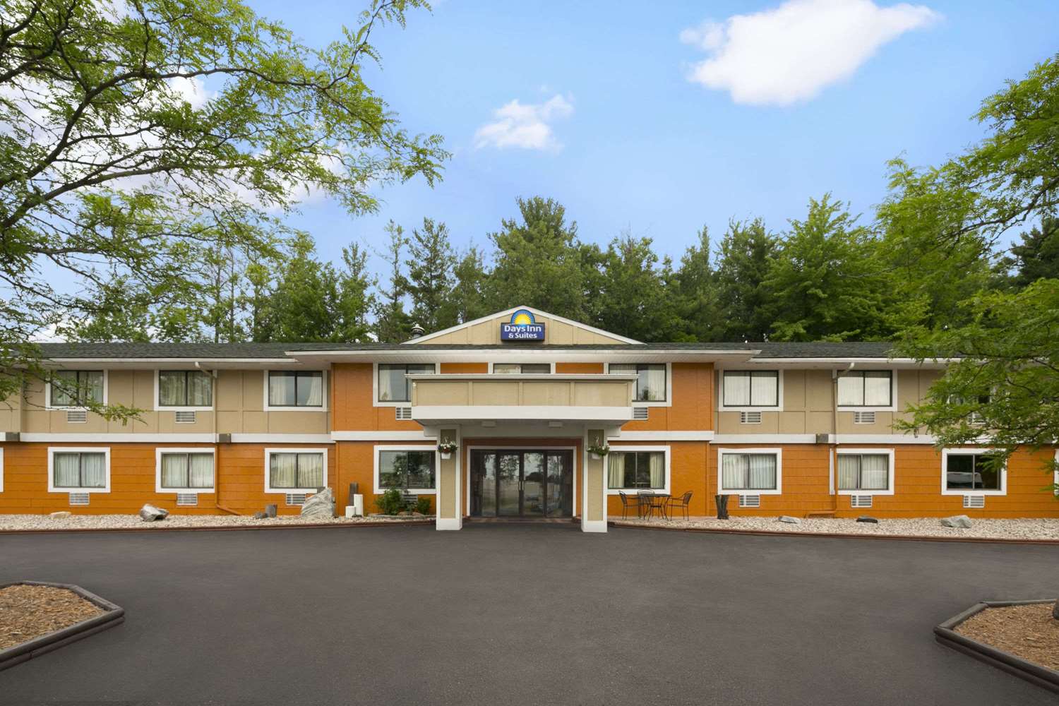 Days Inn & Suites by Wyndham Stevens Point 2/33