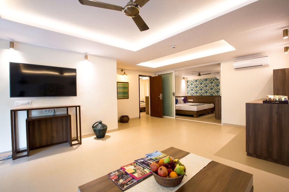 Acron Waterfront Resort 18/80