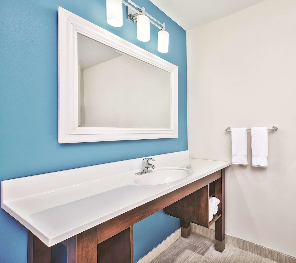 La Quinta Inn And Suites By Wyndham Niagara Falls 26/27