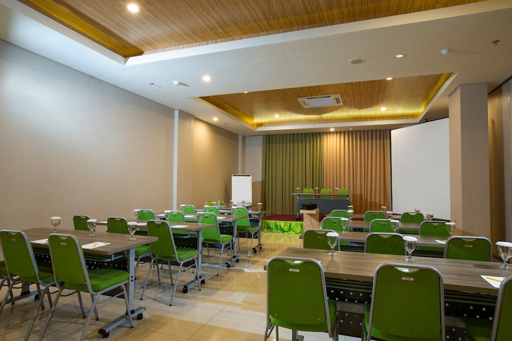 Ascent Hotel & Cafe Malang (formerly MaxOne Ascent Hotel Malang) 39/41