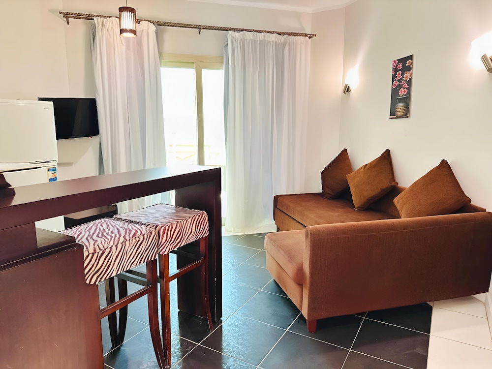 Royal Beach Serviced Apartments 60/75