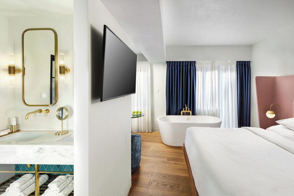 Cool, Superior, Suite, Corner