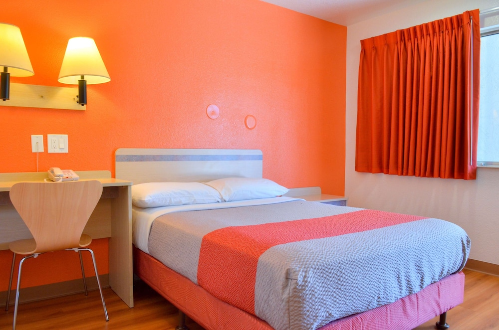 Motel 6 Santa Nella, on i-5 9/32