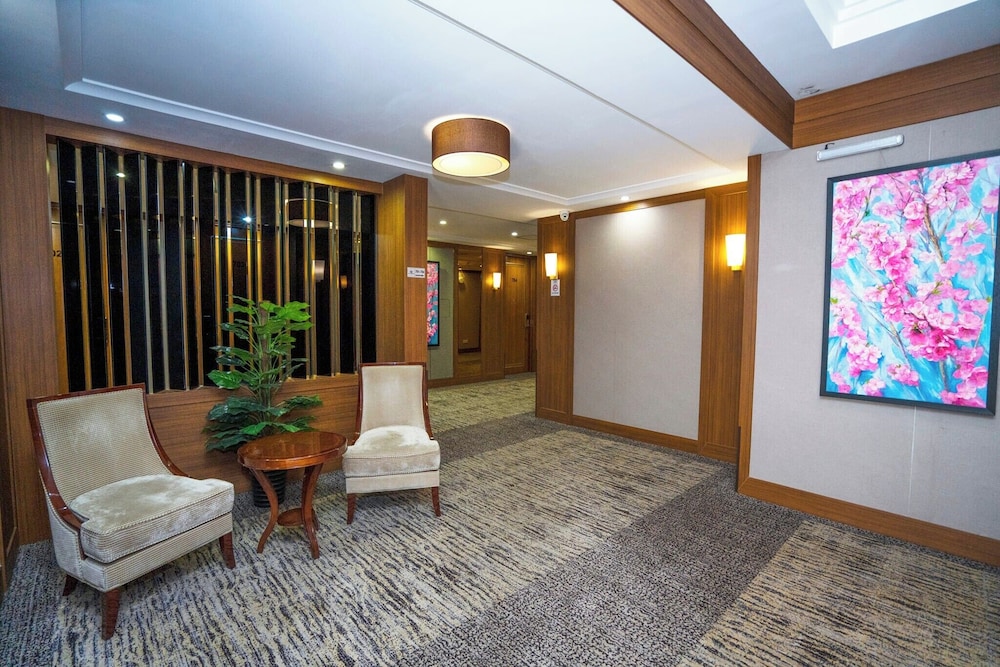 Royal Mountain Hotel 40/50