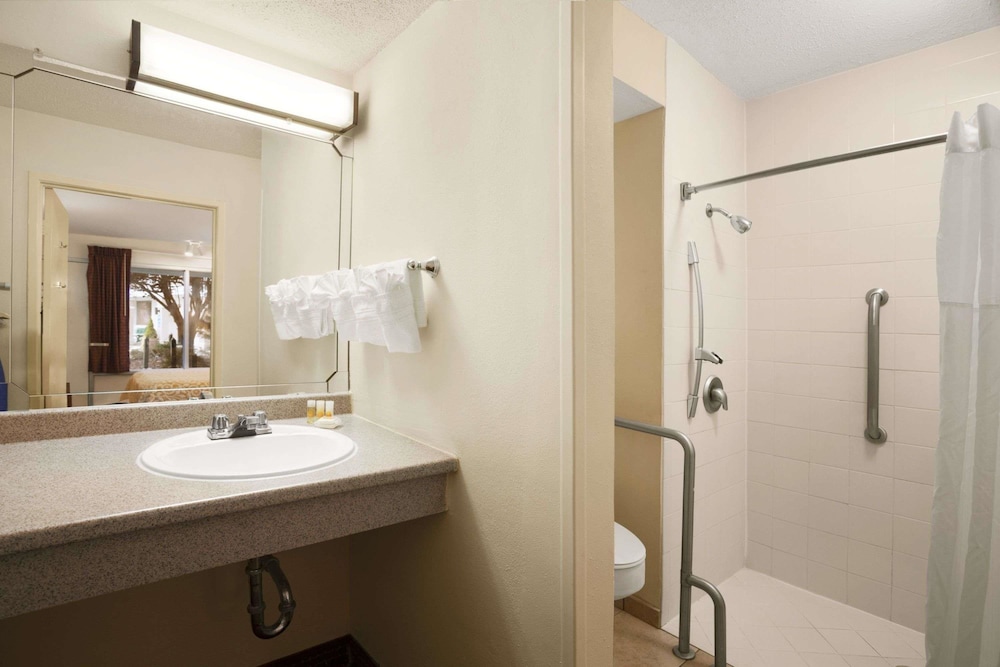 Days Inn By Wyndham Alexandria 9/19