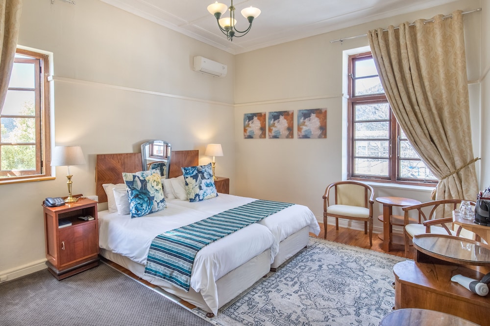 Montagu Country Hotel 27/89