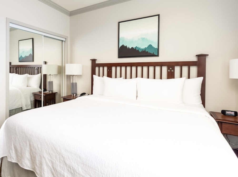 DELUXE, KING BED