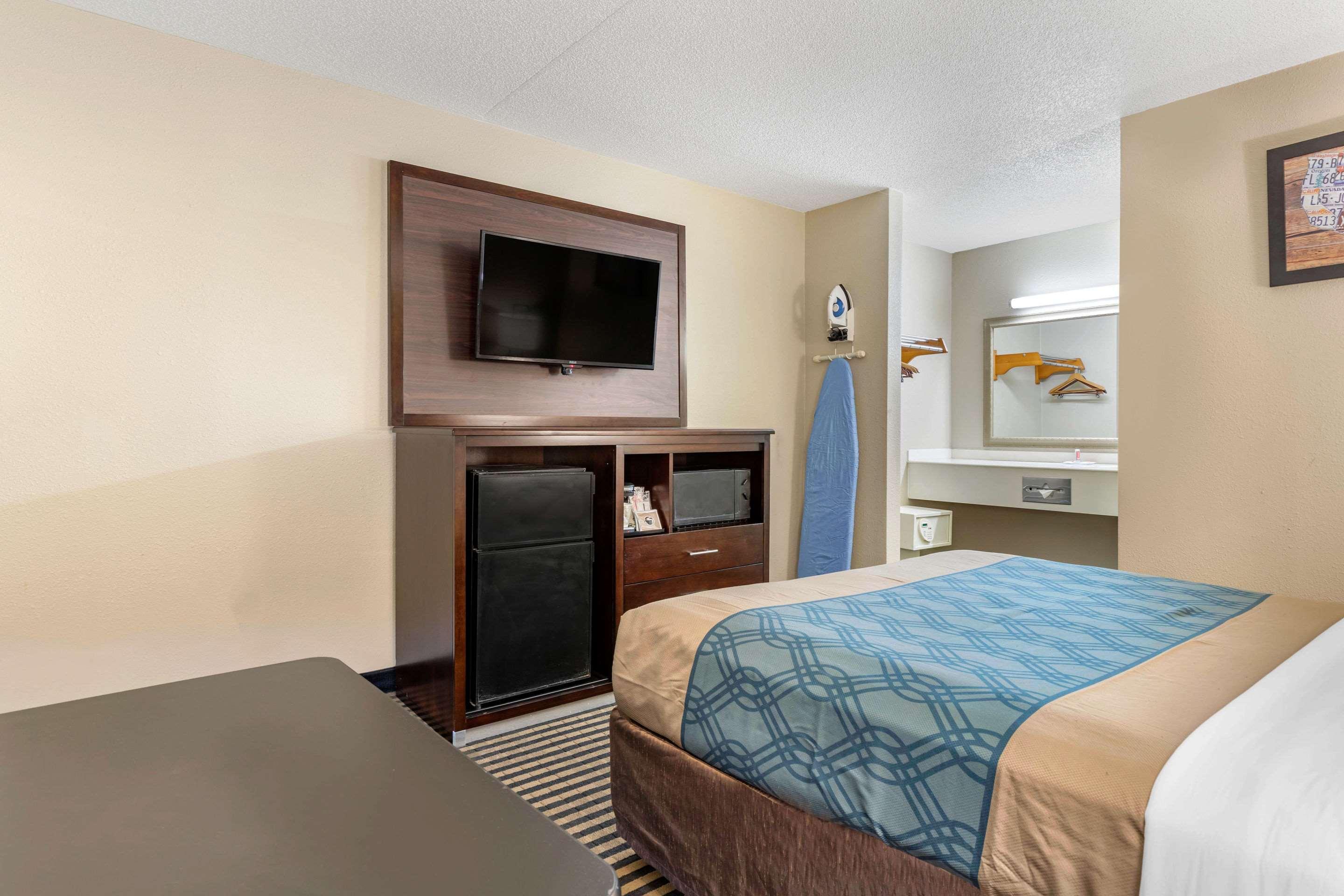 ROOM, QUEEN BED, SMOKING