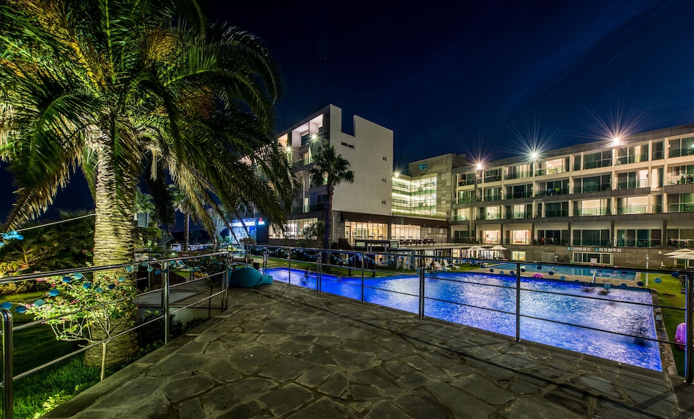 The Four Graces Resort 27/28