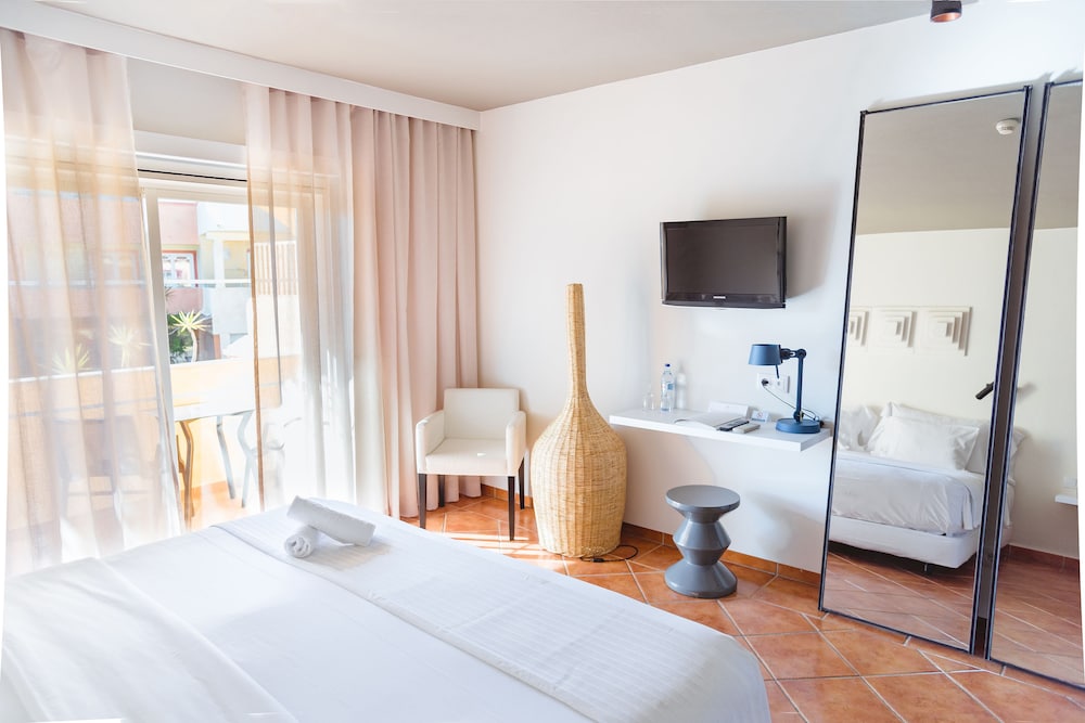 Room, Double or Twin Bed