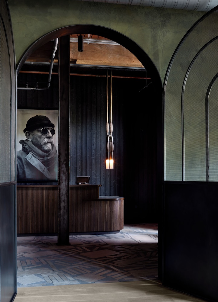 Rivet House 6/34