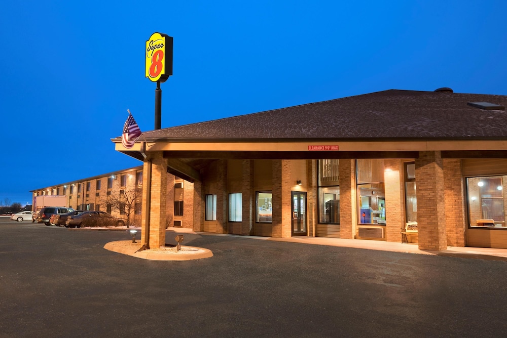 Super 8 by Wyndham Green Bay I-43 Bus. Park 4/25