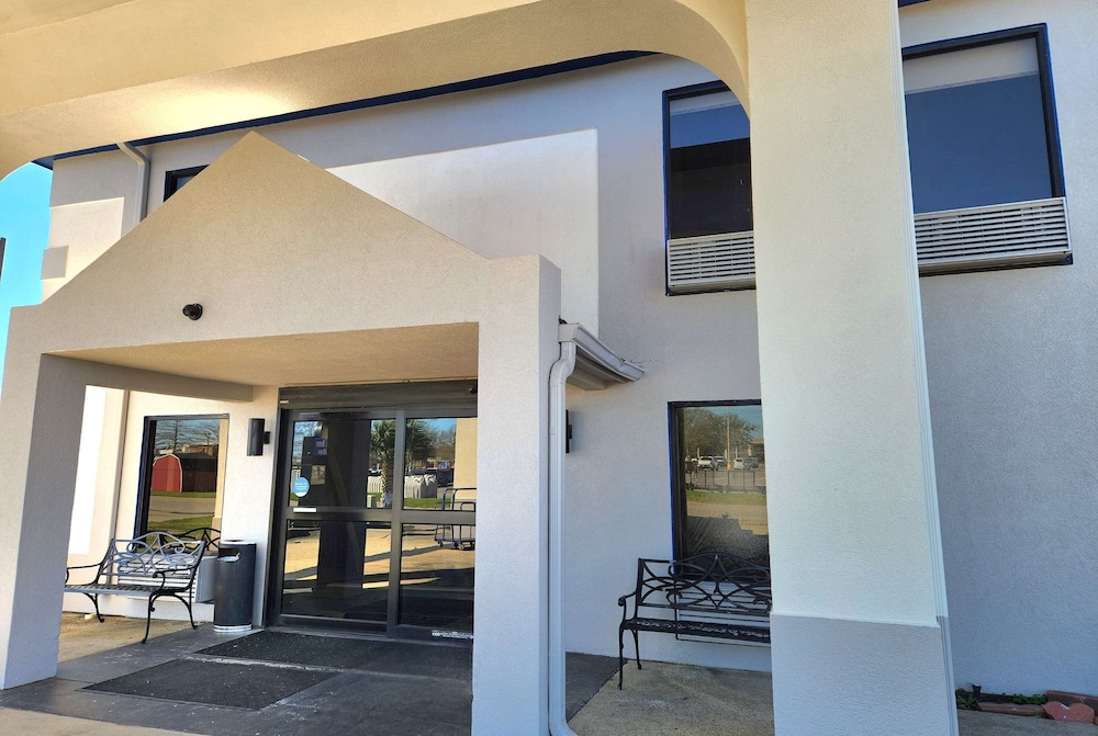 Days Inn & Suites By Wyndham New Iberia 2/27