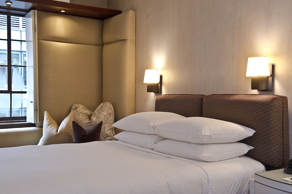 City Club Hotel 8/33