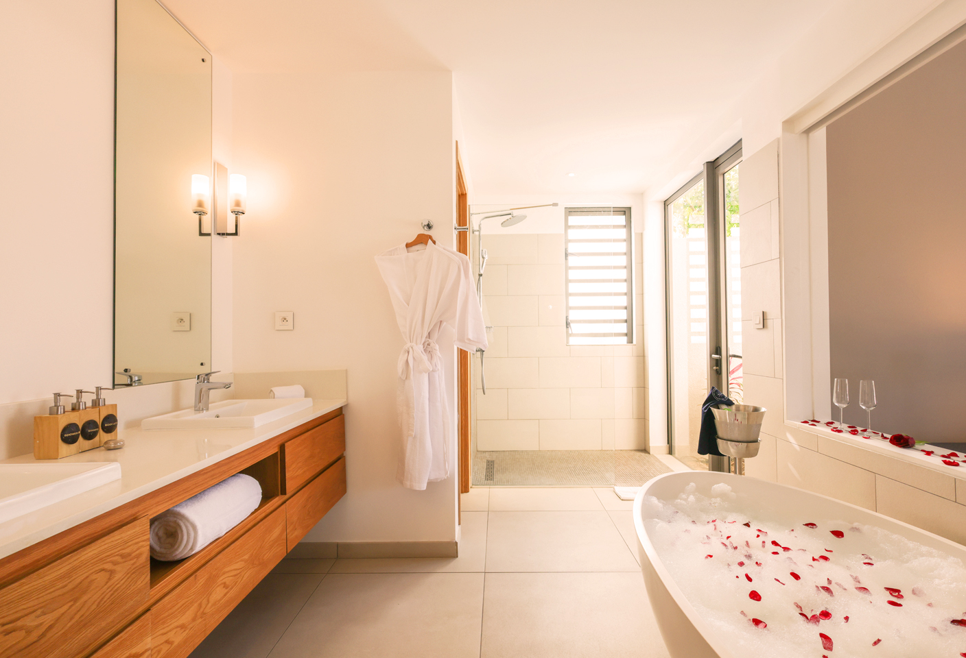 4 Bedrooms, Pool، Mythic Suites & Villas by MJ Holidays 5/6