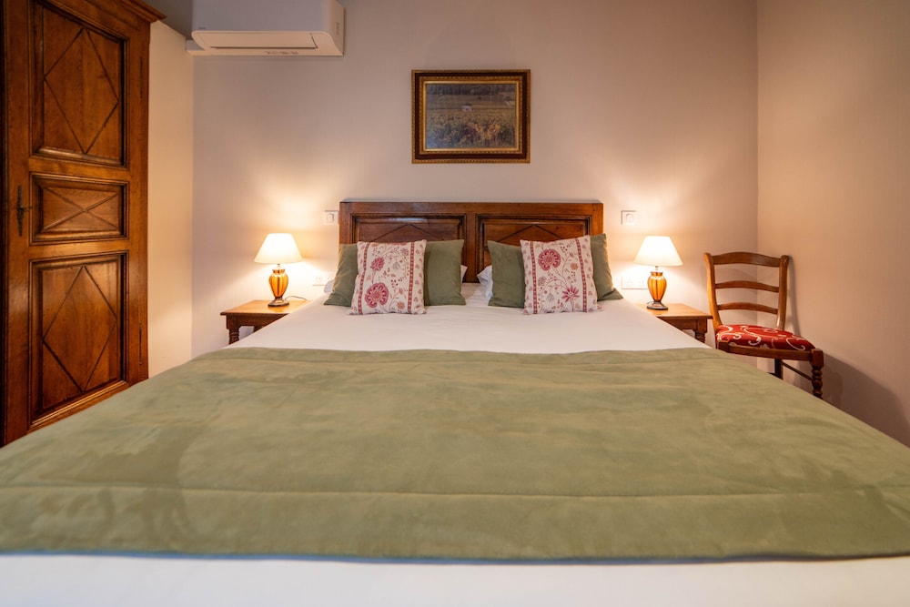 PRIVILEGE, QUEEN BED