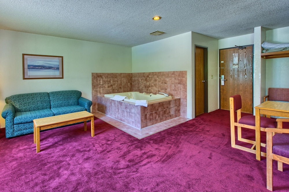 Rodeway Inn Whitehall 26/26