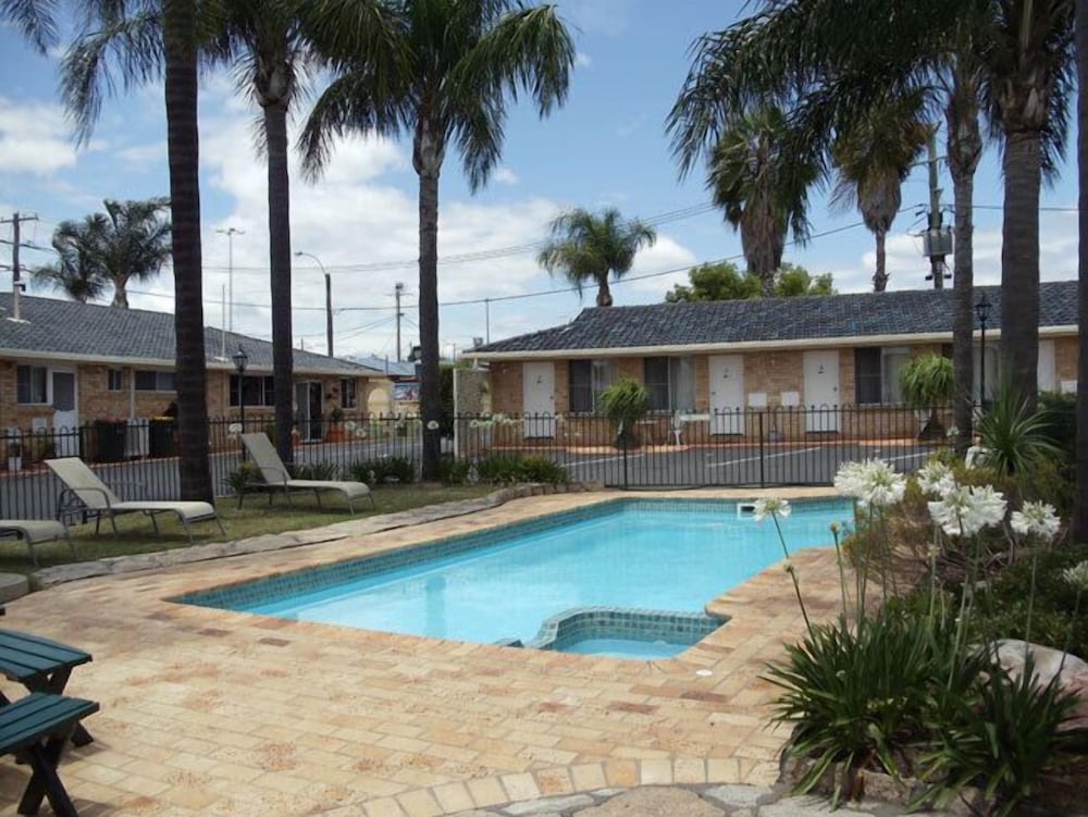 Town & Country Motor Inn 54/58
