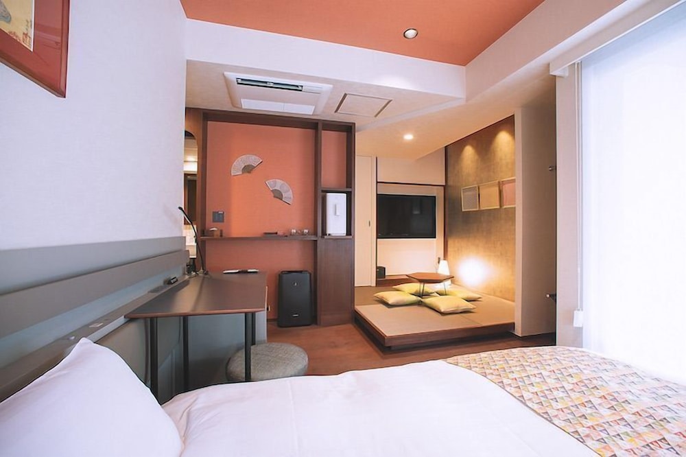 DELUXE, DOUBLE OR TWIN BED