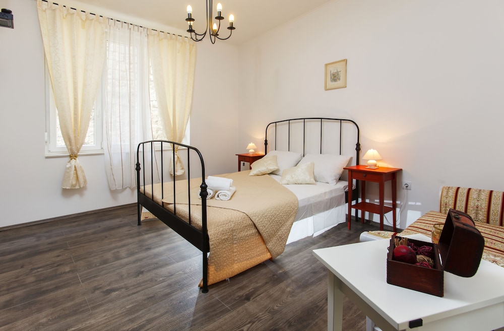 Prior Suites Split 23/50