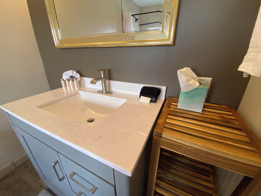 Skyridge Inn Bed & Breakfast 72/73