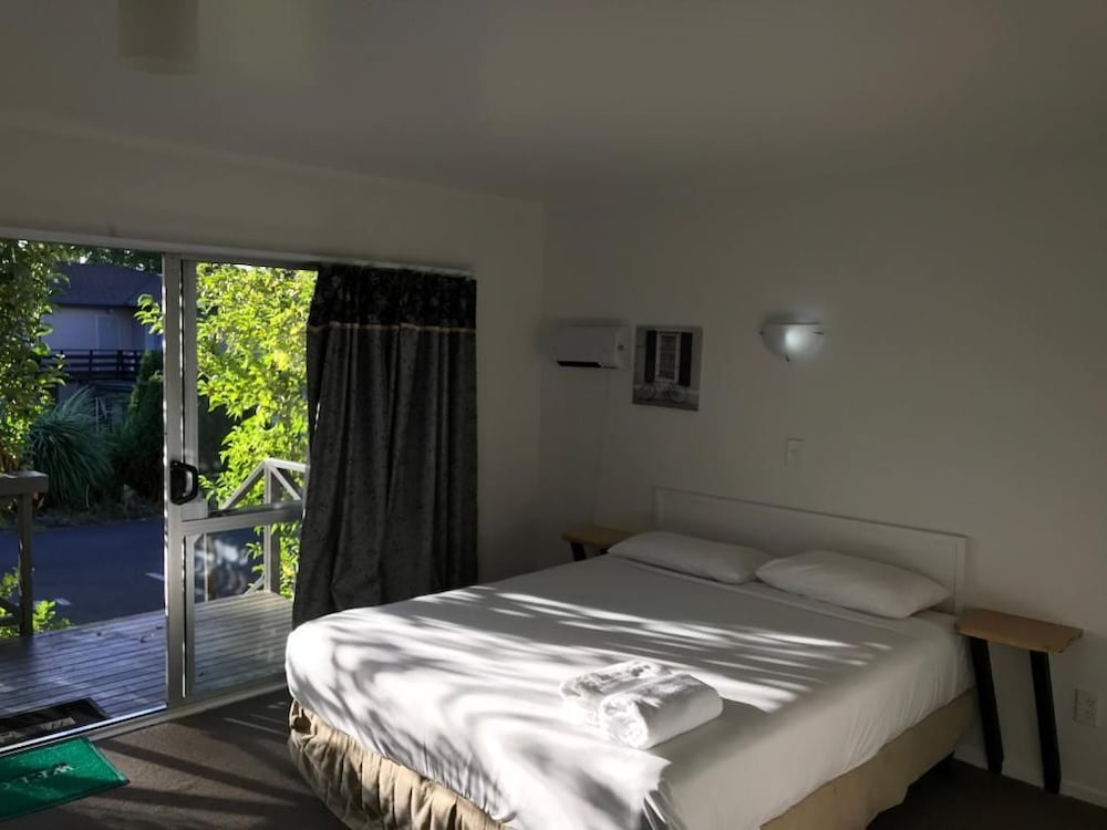 Siesta Motel 27/57
