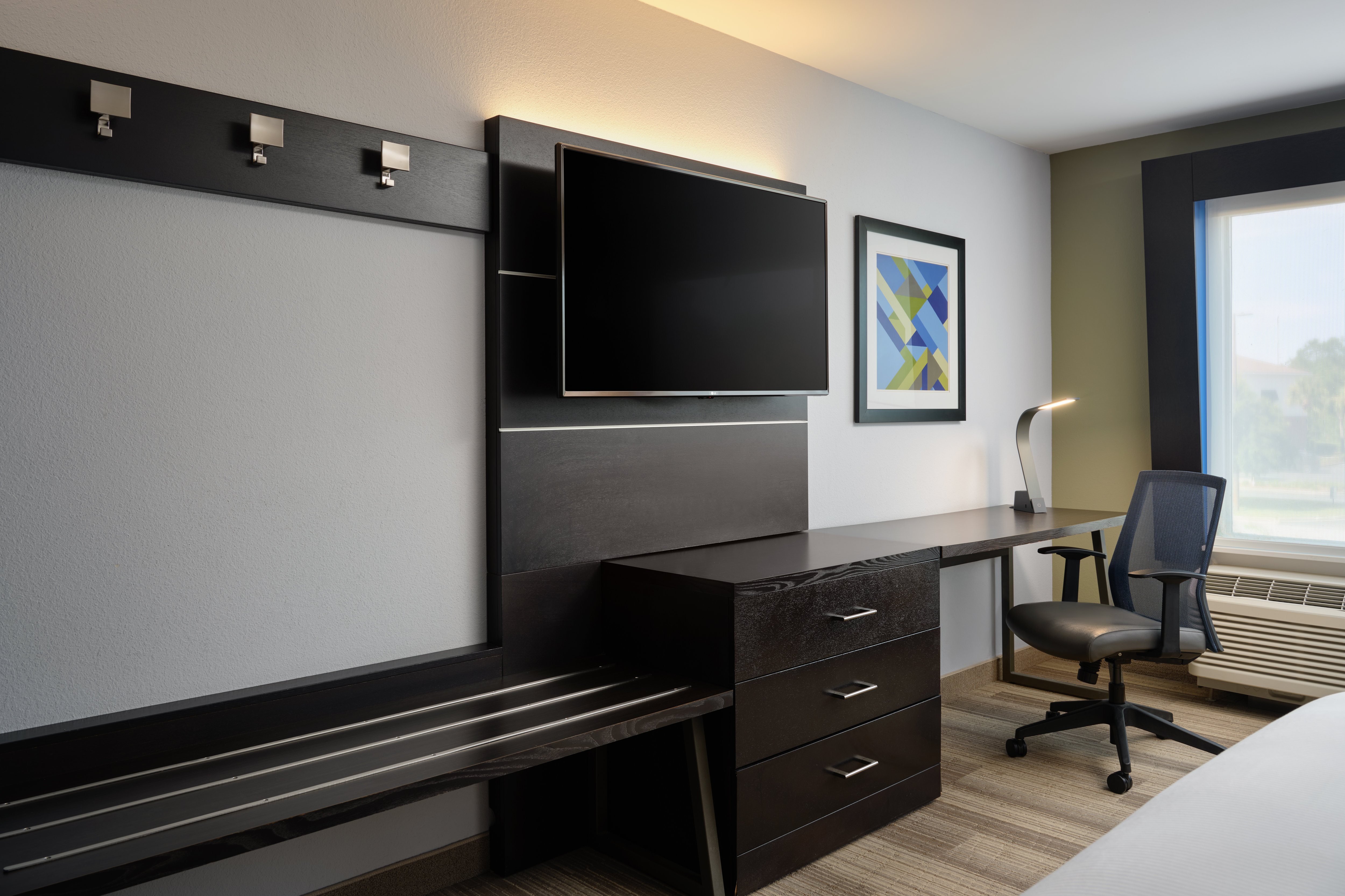 Holiday Inn Express and Suites Brunswick 48/48