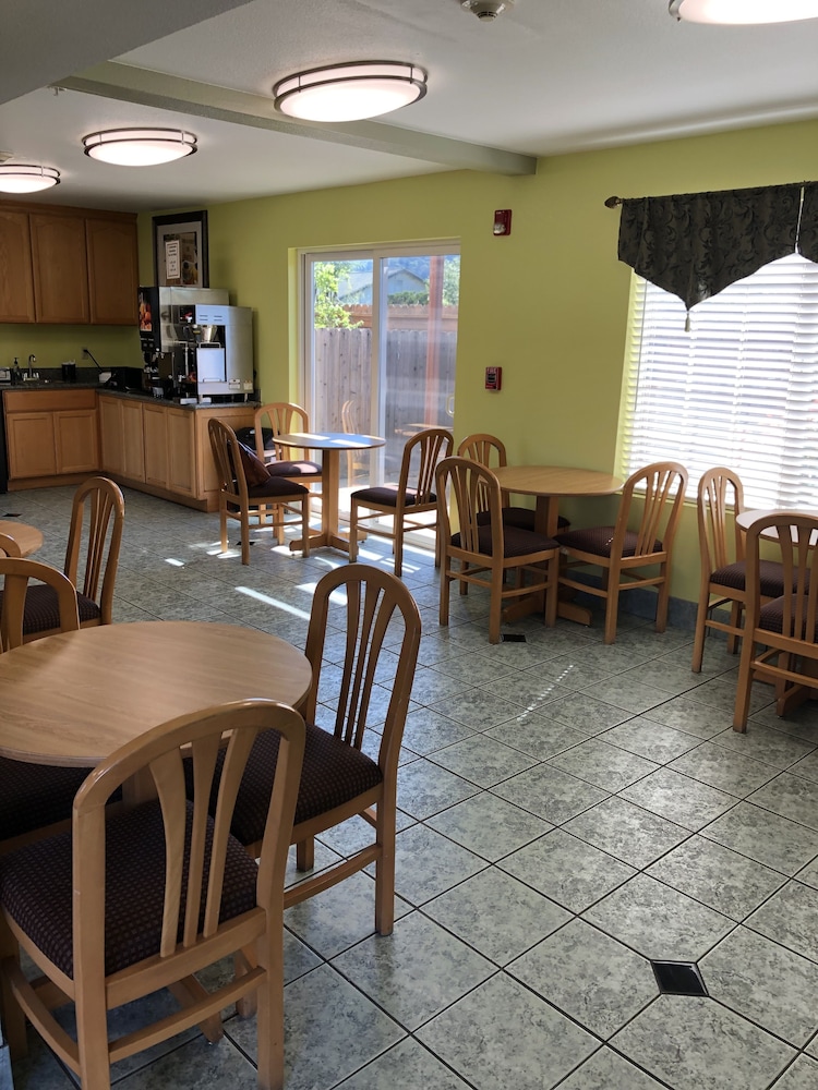 Cloverdale Wine Country Inn and Suites 38/47