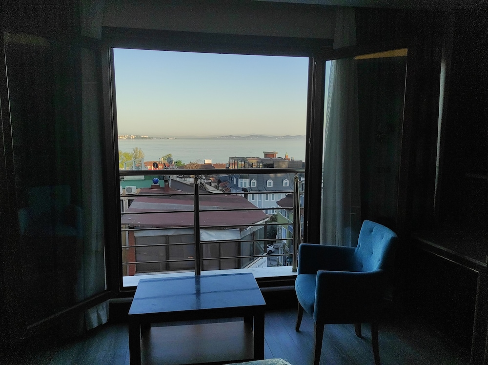 Magnaura House Hotel 38/53