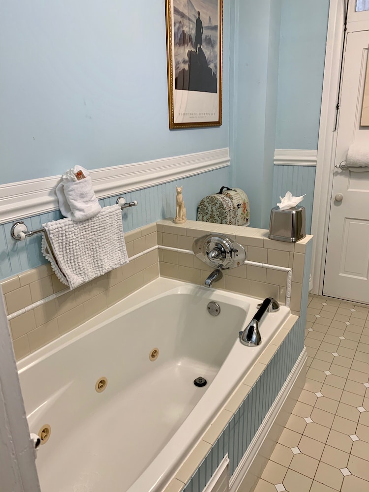 جناح فاخر بسرير كينج وسرير فردي بحمام خاص، Peace and Plenty Inn B&B 3/3