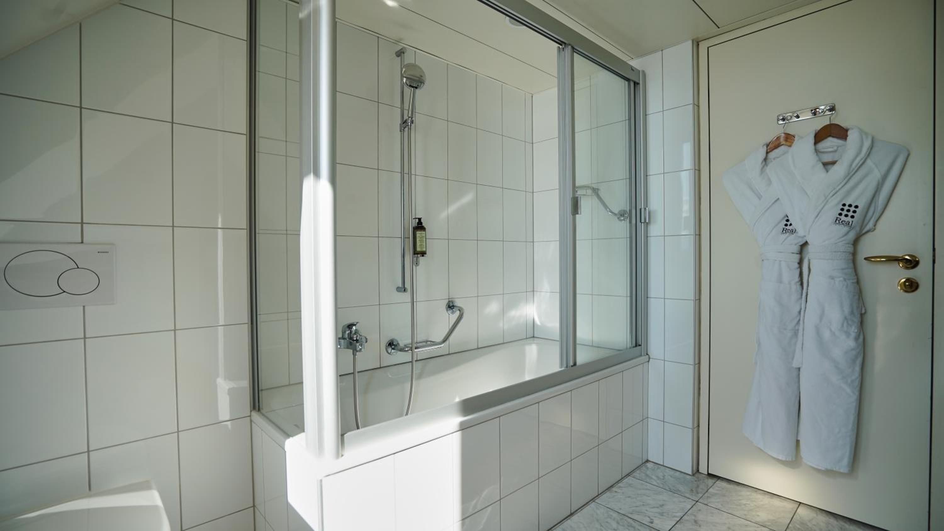 غرفة سوبيريور بسرير مزدوج بإطلالة على البحيرة، Hotel Real Nyon 8/8