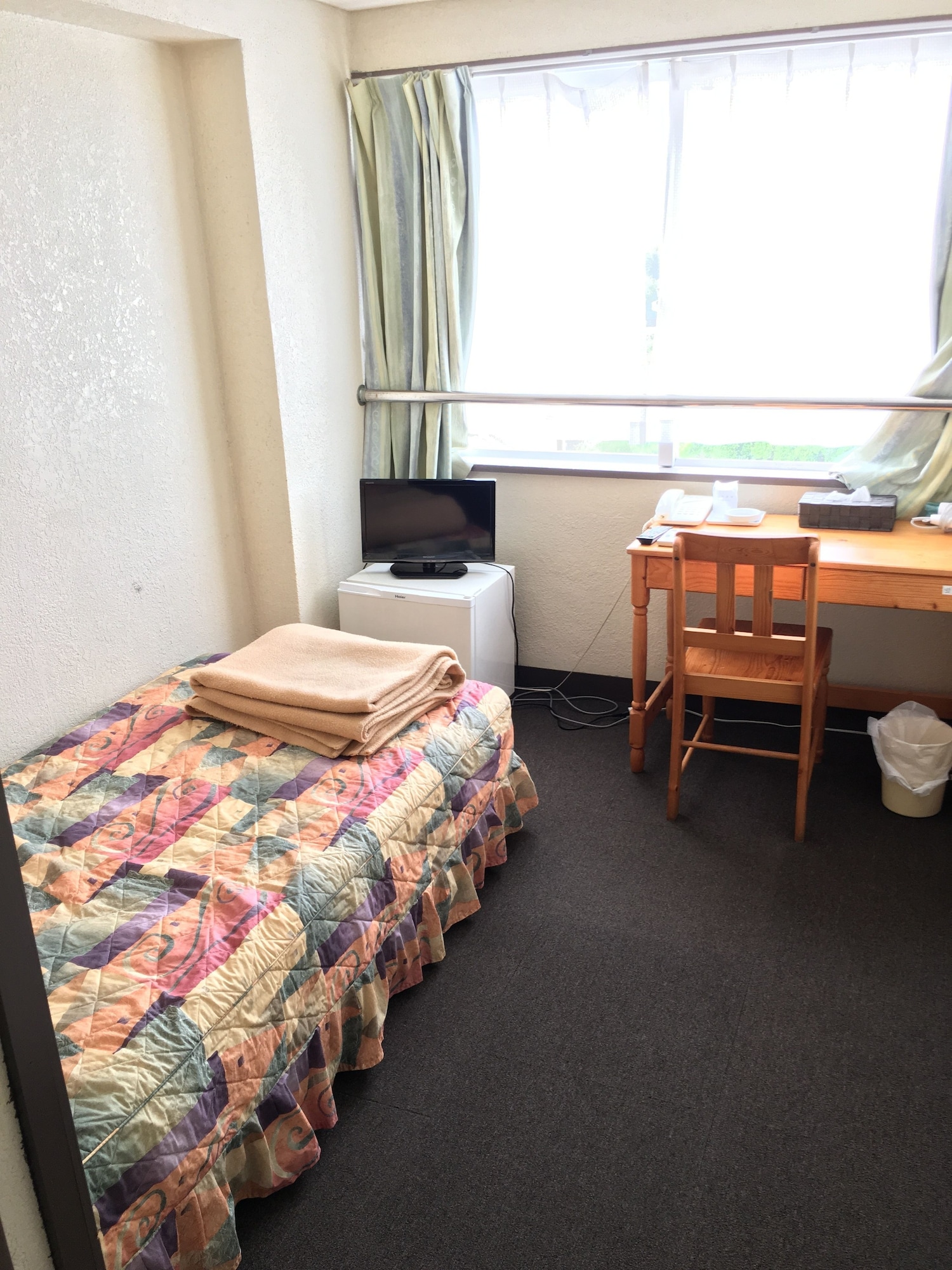 ROOM, SINGLE