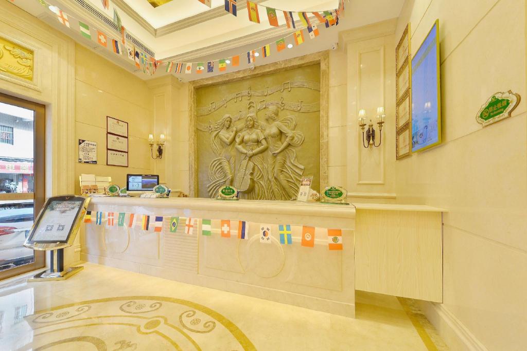 Vienna Hotel (Shenzhen Gushu Metro Station) 13/56