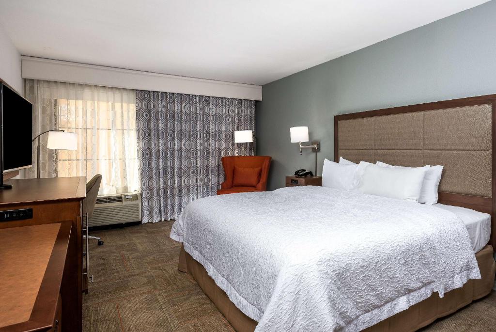 SUITE, KING BED, JETTED TUB, ACCESSIBLE