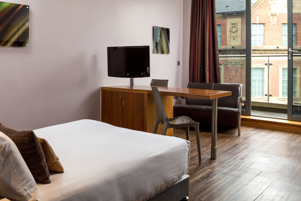 Room at Roomzzz Leeds City Centre, LEEDS - UK