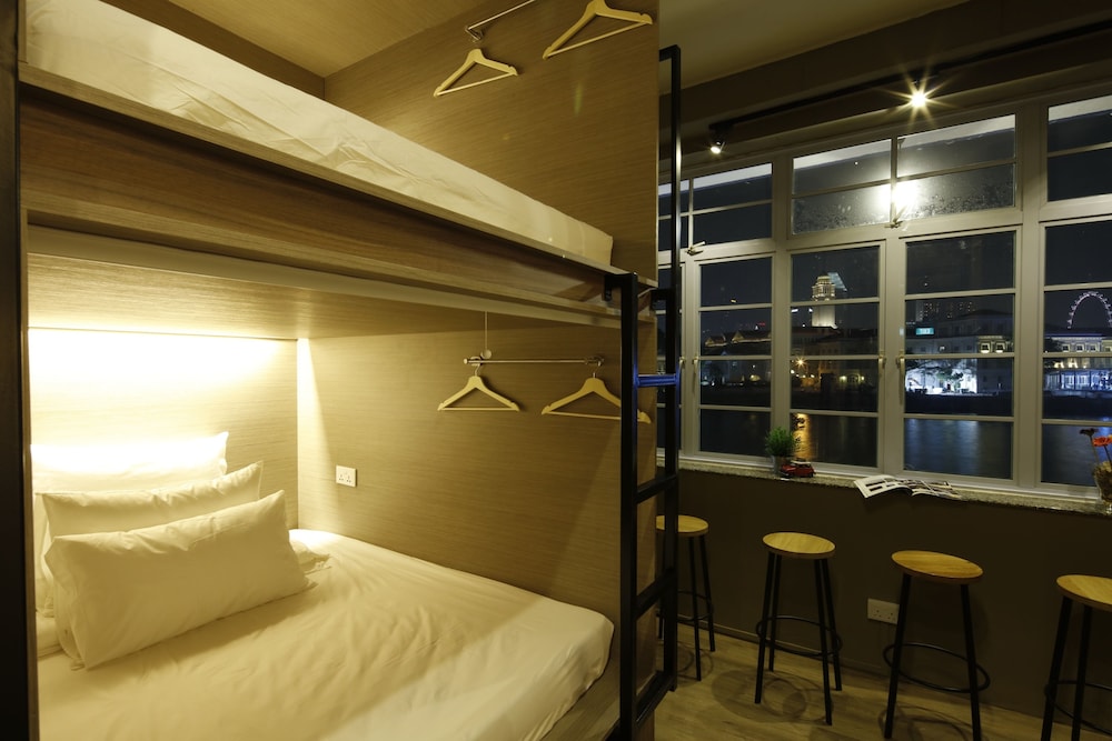 Beat Capsules At Boat Quay 27/40