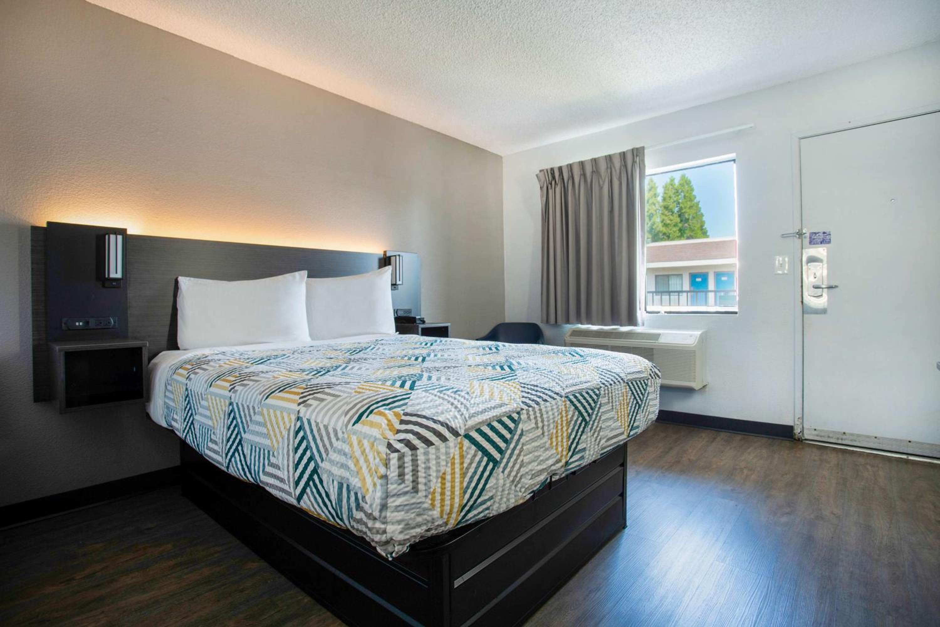 1 Full Bed - Non-Smoking