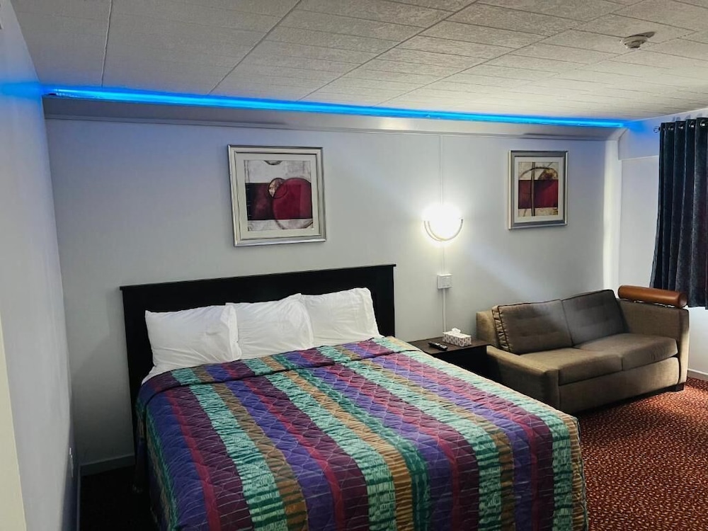 Lively Inn & Suites 24/61