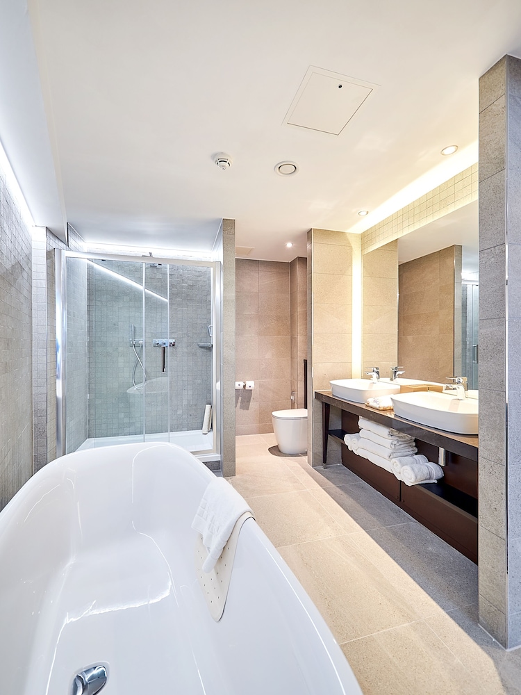 Park Regis Birmingham 25/77