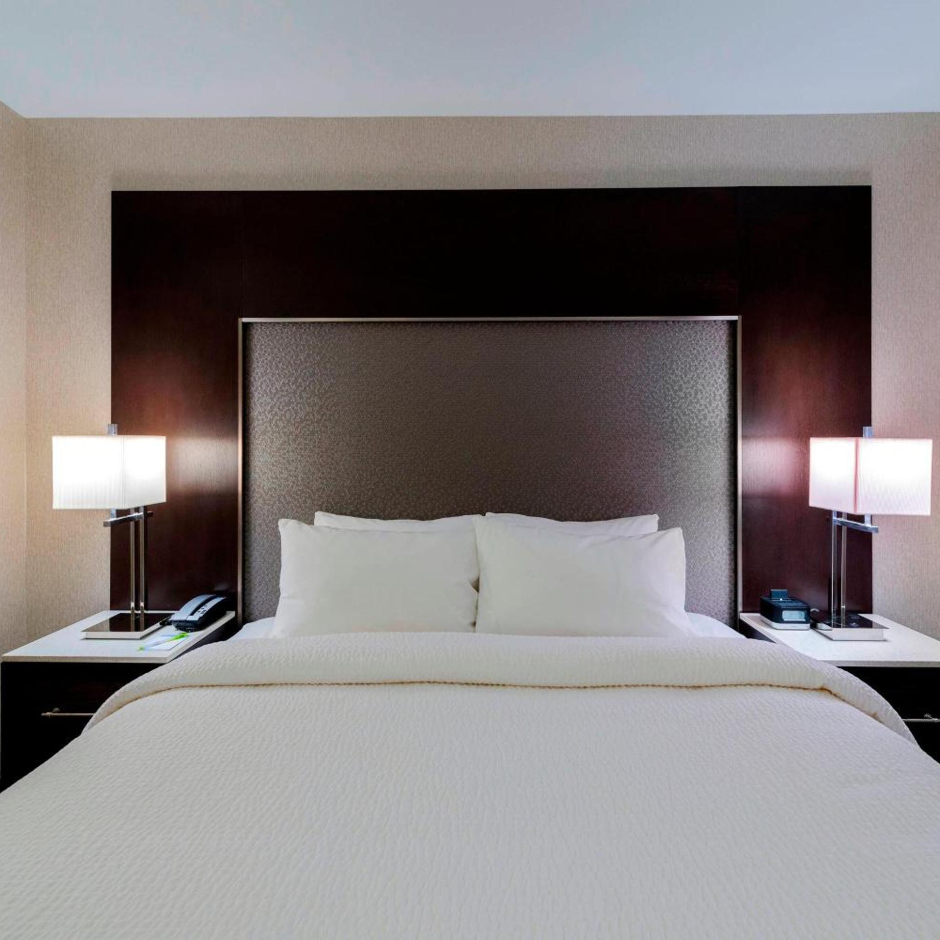 Room, King Bed, Skyline View, Corner