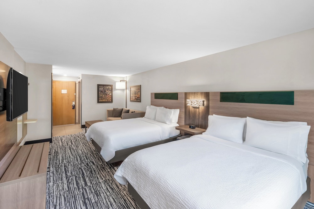 Suite, 2 Queen Beds, Lake View, Patio