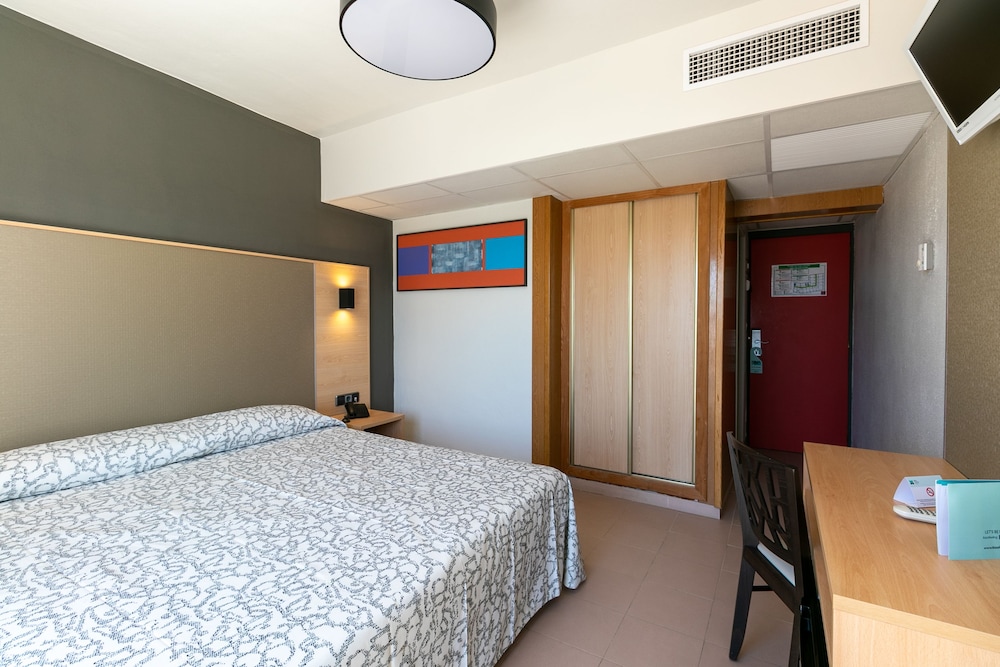 The Red Hotel - Adults Only 26/50
