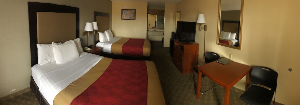 Econo Lodge Hillsboro I-35 25/35