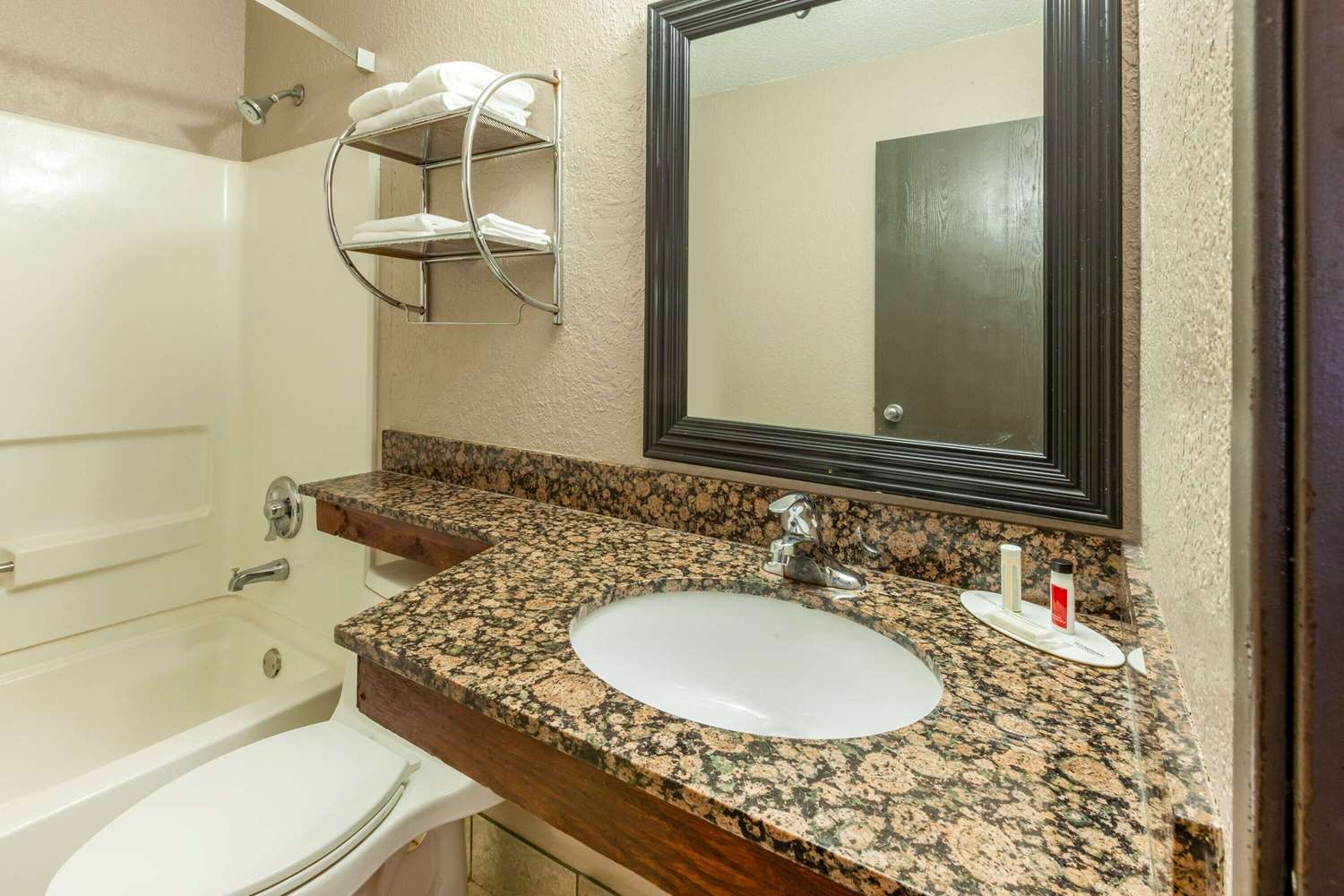 Super 8 By Wyndham Roseville/Detroit Area 40/44