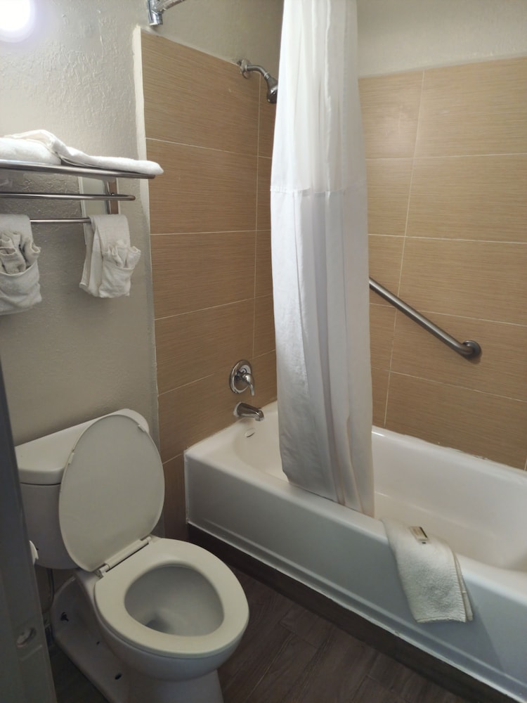 Days Inn by Wyndham Hardeeville Near Hilton Head 47/50