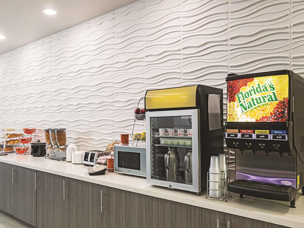 La Quinta Inn & Suites by Wyndham Ft. Worth - Forest Hill TX 34/49